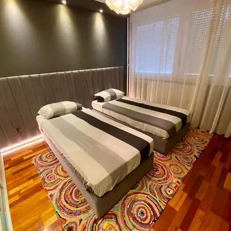 Apartamento 8 *
