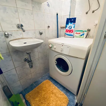 Apartman 8 *