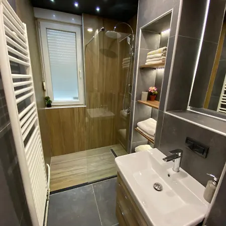 8 Apartman *